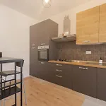 Apartment Moderno E Comodo A 2 Min Dalla Metro Lucio Sestio